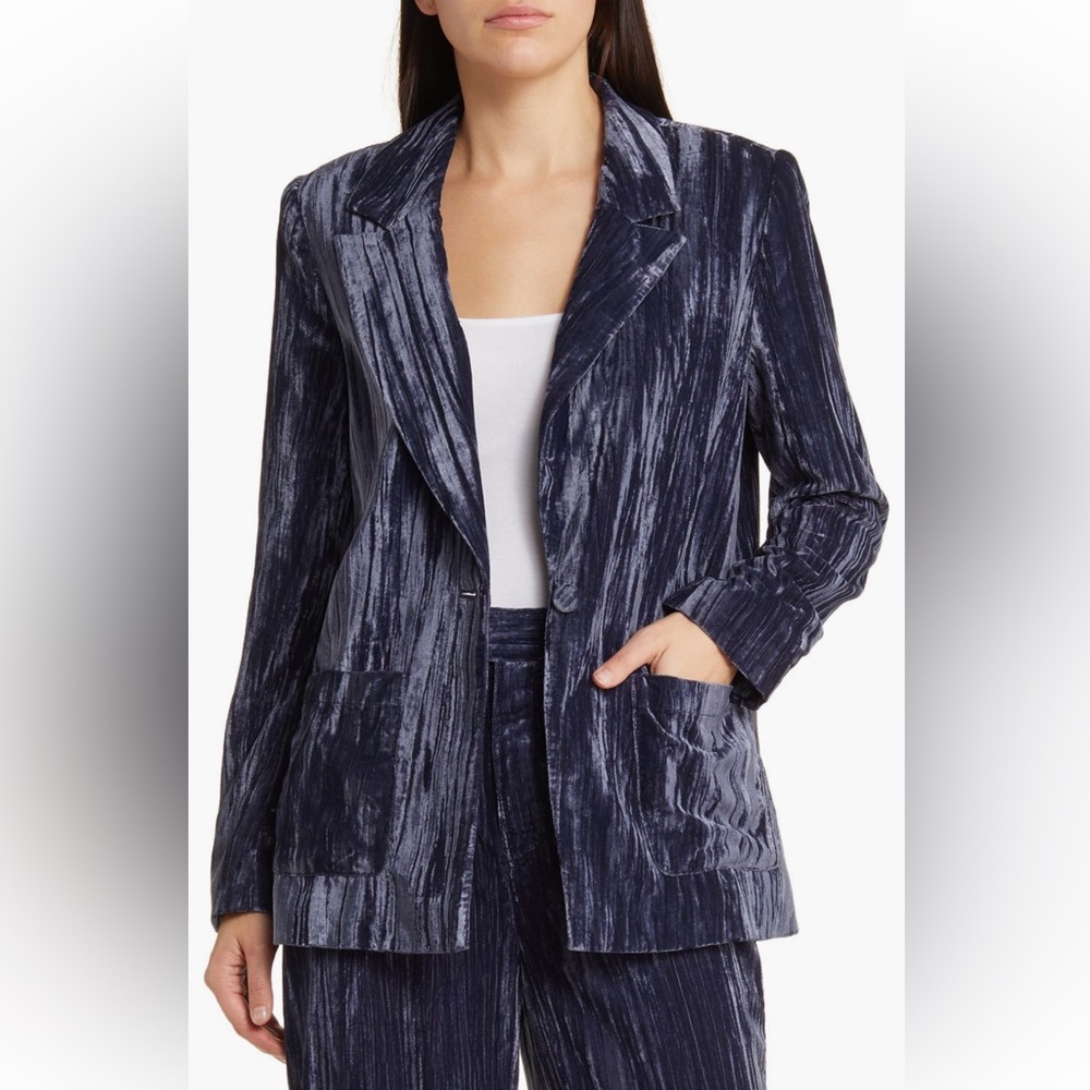 Treasure & Bond Women's Velvet Relaxed Blazer in Navy Blue